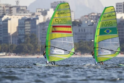 Marina Alabau, mano a mano con la brasile&ntilde;a Patricia Freitas en la RS:X. 