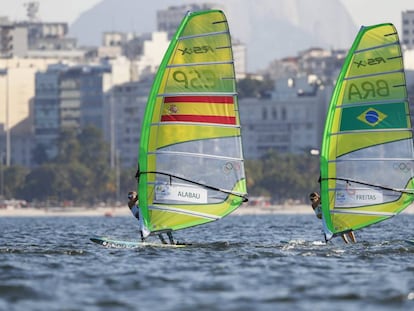 Marina Alabau, mano a mano con la brasile&ntilde;a Patricia Freitas en la RS:X. 