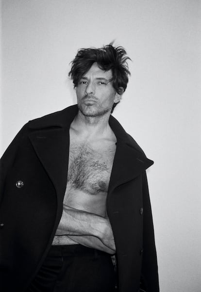 Andrés Velencoso viste Emporio Armani.