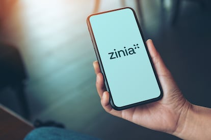 Un usuario con la app de Zinia en el móvil.