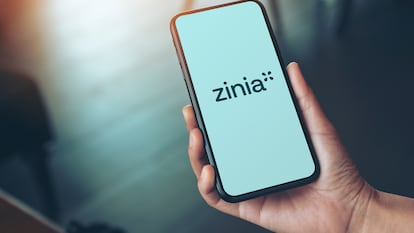 Un usuario con la app de Zinia en el móvil.