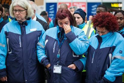 Trabajadores de la estación de tren y viajeros durante el minuto de silencio en la Estación London Bridge.