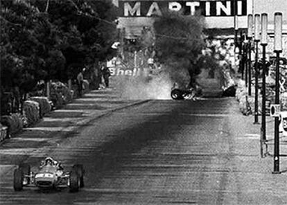 El Ferrari de Bandini arde en la recta del puerto, en 1967. El accidente costó la vida al italiano.