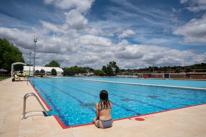 Una piscina en Madrid. En plenas temperaturas extrenas, las piscinas son el escape de una ciudad sin costa.