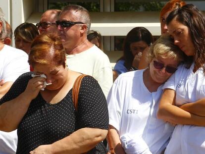 Compañeras de la mujer asesinada, durante la concentración de este jueves.