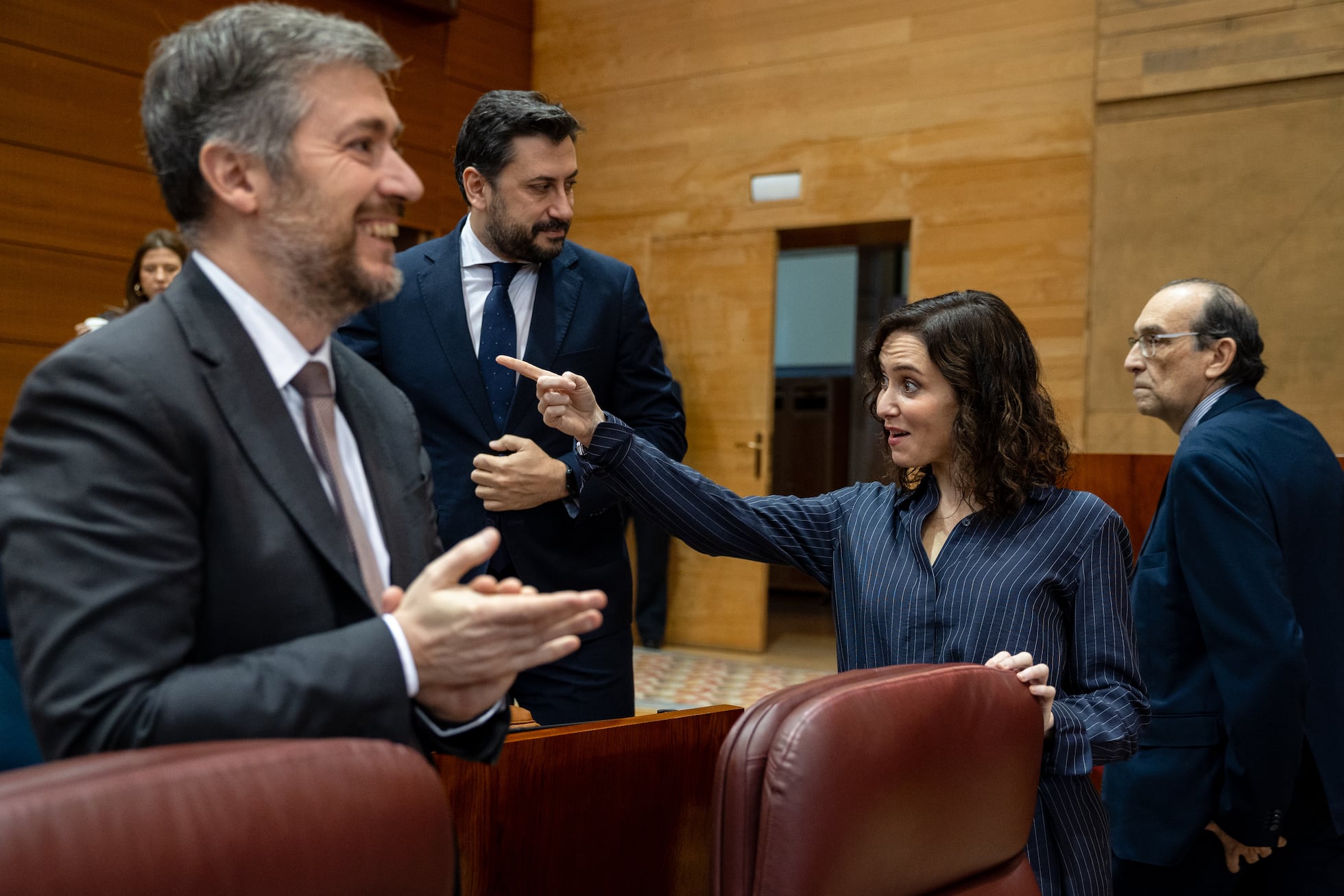 Ayuso hace cantar a la bancada del PP para defenderse de las críticas ...