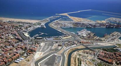 Visión panorámica de la dársena del puerto de Valencia.