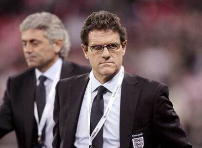 Fabio Capello y Franco Baldini (al fondo), durante el partido Inglaterra-Suiza del miércoles en Wembley.