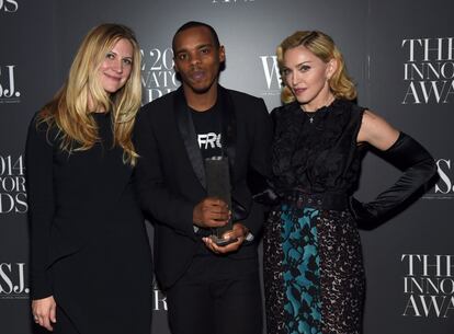 El premiado bailarín Li Buck Riley, junto a la editora de 'WSJ Magazine' Kristina O'Neill y la cantante Madonna.