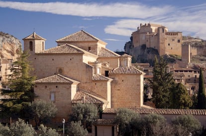 Villa medieval de la comarca de Somontano, a unos 50 kilómetros de Huesca, en el límite del parque natural de la Sierra y los Cañones de Guara, al pie del Pirineo aragonés, presume de patrimonio muy diverso: el histórico y el natural. En las calles de su centro histórico –conjunto histórico artístico– destaca la Colegiata de Santa María, del siglo XVI, y, en lo alto del cerro, el castillo de origen musulmán. Alquézar se levanta sobre el Cañón del Vero, espectacular desfiladero que recorre una emocionante ruta de pasarelas elevadas sobre el río. Más información: <a href="http://turismosomontano.es/es" target="_blank">turismosomontano.es</a>