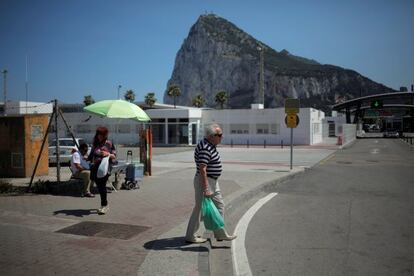 Frontera con Gibraltar at its border with Spain, in La Linea de la Concepcion, May 19, 2016. REUTERS/Jon Nazca