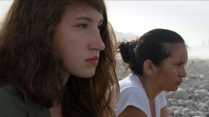 Josefin Ekermann y Flor Gonzales frente al mar de Lima.