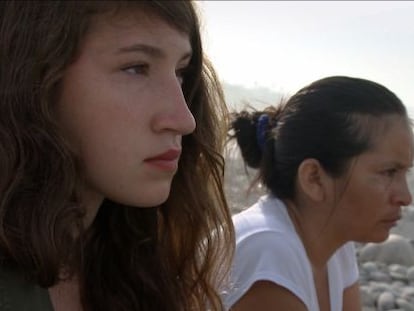 Josefin Ekermann y Flor Gonzales frente al mar de Lima.