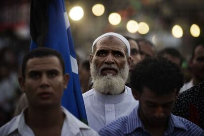 Miembros de los Hermanos Musulmanos y partidarios del depuesto presidente Mohamed Morsi rezan durante una manifestaci&oacute;n el 15 de julio de 2013 en El Cairo.