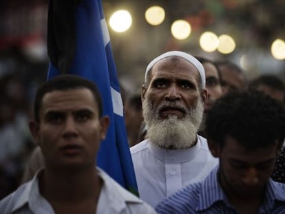 Miembros de los Hermanos Musulmanos y partidarios del depuesto presidente Mohamed Morsi rezan durante una manifestaci&oacute;n el 15 de julio de 2013 en El Cairo.