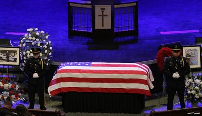 Guardias de honor velan por el ataúd del policia de Dallas Sr.Cpl. Lorne Ahrens durante su funeral en la Iglesia Bautista Prestonwood en Plano, Texas. Ahrens y otros cuatro oficiales fueron asesinados por un francotirador durante una protesta la semana pasada en el centro de Dallas.