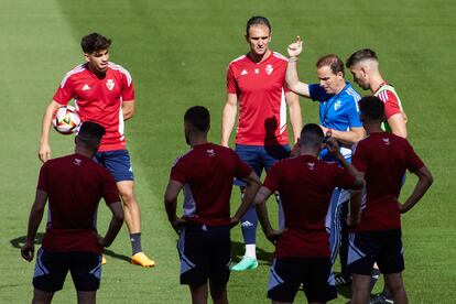 Jaboga Arrasate da instrucciones en el Estadio de La Cartuja.