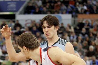 Carlos Suárez, del Estudiantes, presiona al jugador del Caja Laboral, Mirza Teletovic.