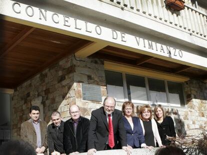 El alcalde de Vimianzo, con corbata roja, con otros concejales del Ayuntamiento