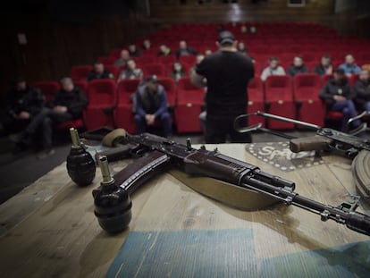 Primer plano de un fusil en una sesión de entrenamiento para civiles ucranios alistados de forma voluntaria en el frente.