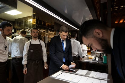 Reunión con el equipo de cocina y de sala para repasar las reservas del día.