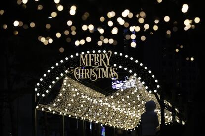 Una mujer contempla una decoración navideña en Seúl (Corea del Sur), el 24 de diciembre.