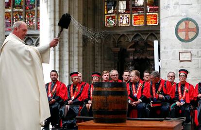 Un sacerdote bendice un barril de cerveza junto a los miembros de la cofradía del Brewer's Paddle durante una misa celebrando a Saint-Arnould, patrón de los cerveceros, en la catedral de Saint Gudula en Bruselas (Bélgica).