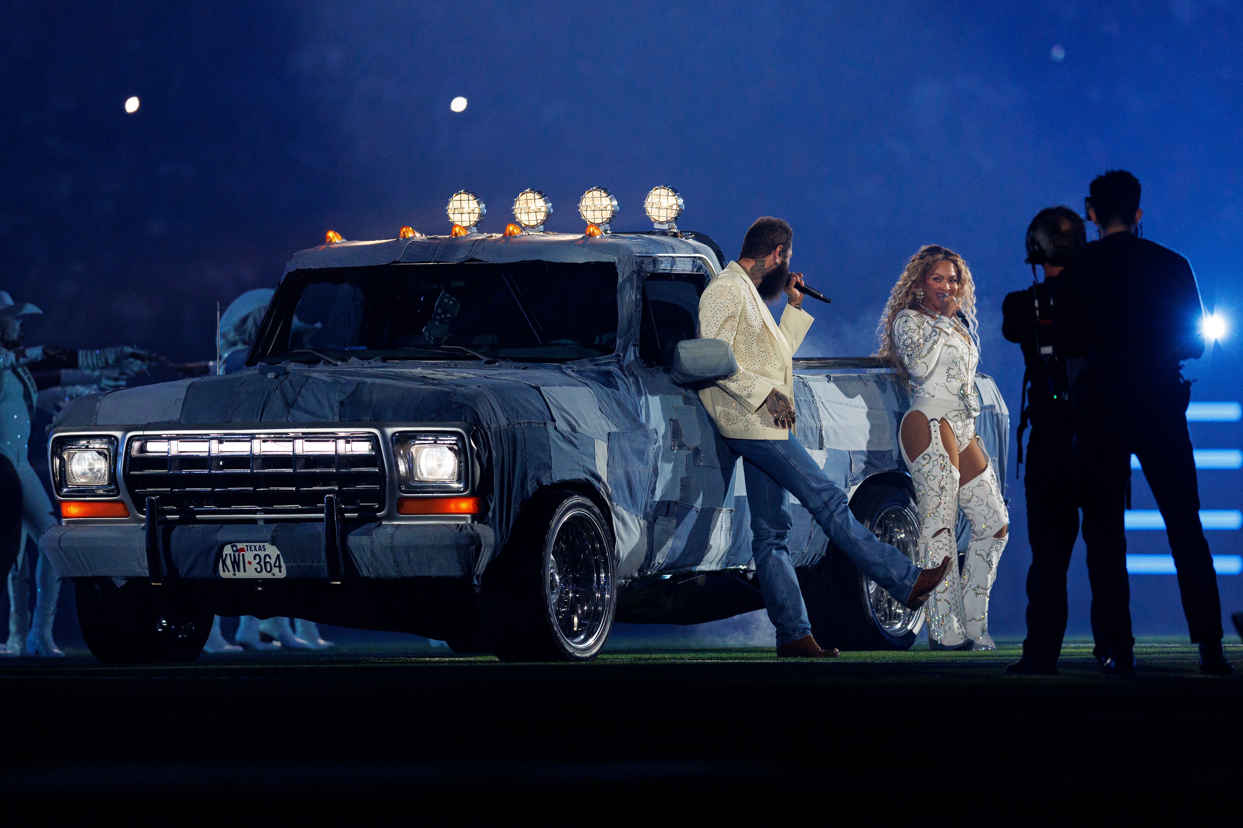 Unos ladrones roban el coche de Beyoncé en Atlanta con música inédita de la cantante 1 Post Malone y Beyoncé duante su actuación en el intermedio de un partido de fútbol americano entre los Baltimore Ravens y los Houston Texans, en el NRG Stadium de Houston, Texas, el 25 de diciembre de 2024.
