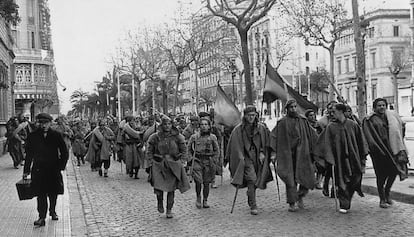 Las tropas franquistas entrando en Barcelona el 26 de enero de 1939.