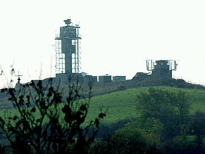 Una torre de vigilancia similar a las dos que han comenzado a desmantelarse.