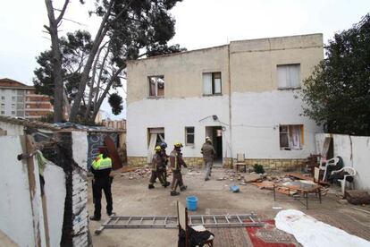 Los bomberos revisando la casa derrumbada.  