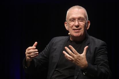 El diseñador Jean Paul Gaultier interviene en la presentación de la exposición 'Cinema i moda. Per Jean Paul Gaultier', en el CaixaForum Barcelona, este lunes.