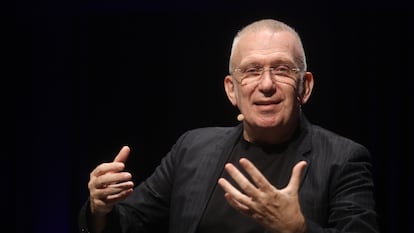 El diseñador Jean Paul Gaultier interviene en la presentación de la exposición 'Cinema i moda. Per Jean Paul Gaultier', en el CaixaForum Barcelona, este lunes.