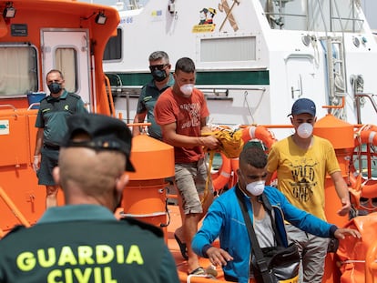 Tres inmigrantes magrebíes desembarcan el 16 de agosto en Motril (Granada) de una patrullera del Servicio Marítimo de la Guardia Civil.