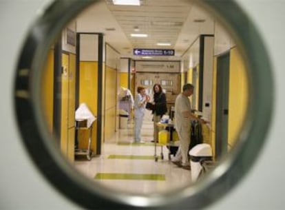 Vista de un área asistencial del Hospital de Cruces a través del cristal de la puerta de acceso.