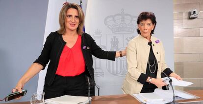 La ministra española en funciones para la Transición Ecológica, Teresa Ribera, y la portavoz del gobierno en funciones, Isabel Celaá durante la rueda de prensa tras el Consejo de Ministros.
