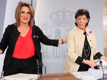 La ministra española en funciones para la Transición Ecológica, Teresa Ribera, y la portavoz del gobierno en funciones, Isabel Celaá durante la rueda de prensa tras el Consejo de Ministros.