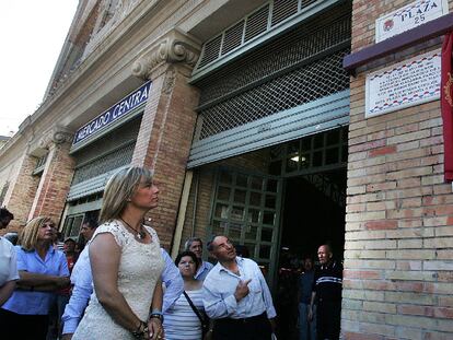 Sonia Castedo, ayer, tras descubrir la placa en recuerdo del bombardeo del mercado de Alicante.