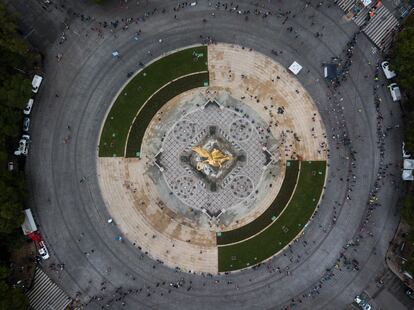 Vista aérea del Ángel de la Independencia durante el XXXIX Maratón de la Ciudad de México 2022.