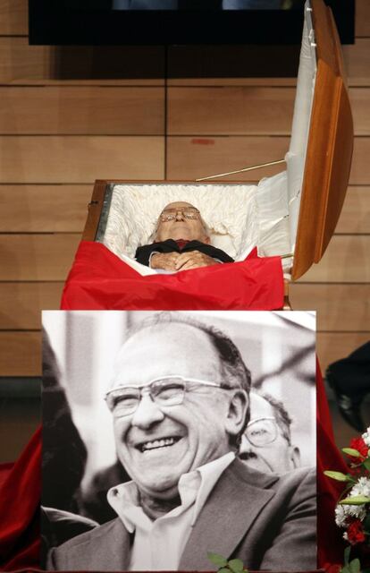 Capilla ardiente del líder comunista Santiago Carrillo en la sede de CCOO.