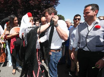 Albert Rivera baila un chotis con una mujer ante la mirada de Begoña Villacís e Ignacio Aguado.