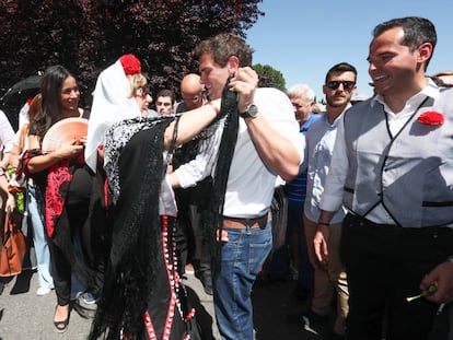 Albert Rivera baila un chotis con una mujer ante la mirada de Begoña Villacís e Ignacio Aguado.