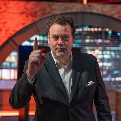 David Faitelson (Ascalón, Israel; 56 años), en el estudio del programa 'Faitelson sin censura' en las instalaciones de Televisa en Chapultepec, Ciudad de México, el 14 de mayo de 2024. Faitelson es un periodista deportivo mexicano conocido por sus programas de polémica televisados en cadenas como TV Azteca, ESPN y ahora Televisa.