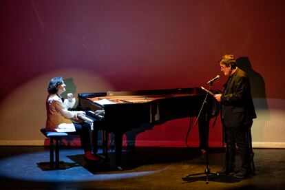 La pianista Rosa Torres-Pardo y Luis García Montero, en el acto de entrega del título de Hija Predilecta de Madrid a Almudena Grandes.