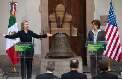 La secretaria de Estado de EE UU Hillary Clinton en la rueda de prensa con su homóloga mexicana Patricia Espinosa en Guanajato