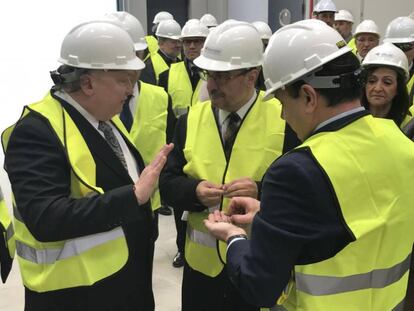 El presidente del Gobierno, Javier Lambán, con el presidente de Forestalia, Fernando Samper, durante su visita a la planta de biomasa de Erla.
 