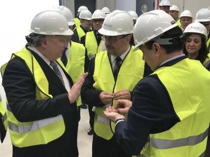 El presidente del Gobierno, Javier Lambán, con el presidente de Forestalia, Fernando Samper, durante su visita a la planta de biomasa de Erla.