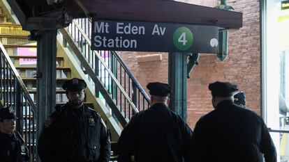 Policías investigan un tiroteo en una estación del metro en el Bronx, el pasado 12 de febrero.