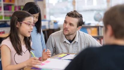 Un profesor trabaja con una estudiante de Primaria.