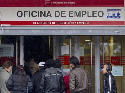 Cola en una oficina de empleo en Madrid